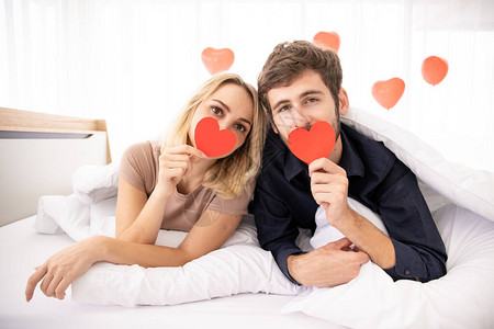 年轻的西方情侣在卧室里度过浪漫的时光情人节的概图片