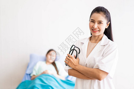 亚洲妇女和病人在医院的画像图片
