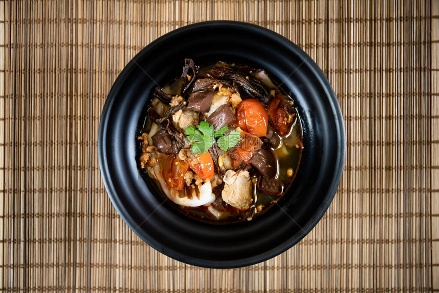 泰国北部传统及当地红汤面名为哈图片