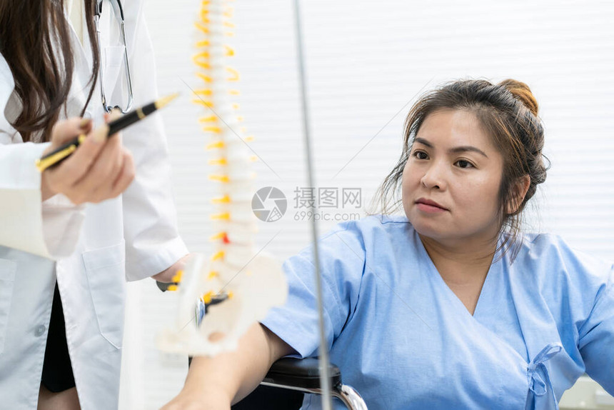 亚洲肥胖女病人在医院与专科医生谈论她的健康问题女人担心她脊椎骨的关键问题超重可能图片