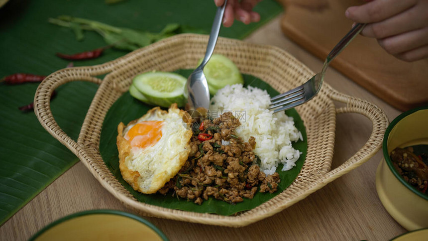 用手握银器吃泰国传统食物图片