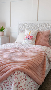 在单张床上有装饰头板和女睡衣的垂直床架内部背景图片