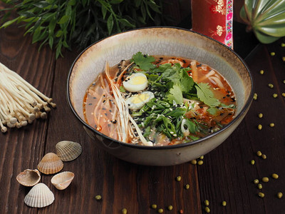 韩食金子汤韩国传统食物木制桌上的背景