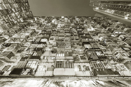 香港市深夜拥挤的老旧住宅图片