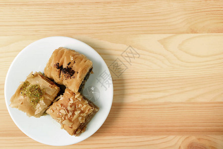 白板上Baklava饼的顶端视图图片