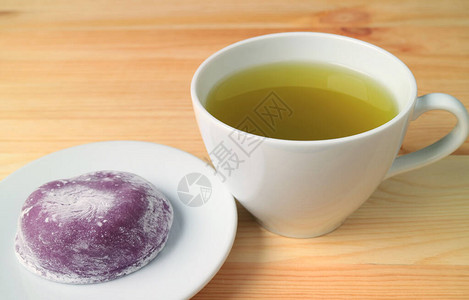 木桌上的日本甜点大福热绿茶图片