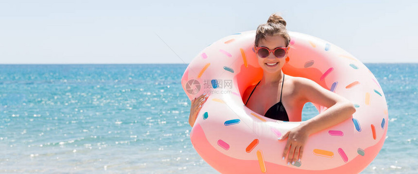 在海上背景的甜圈充气环里年图片