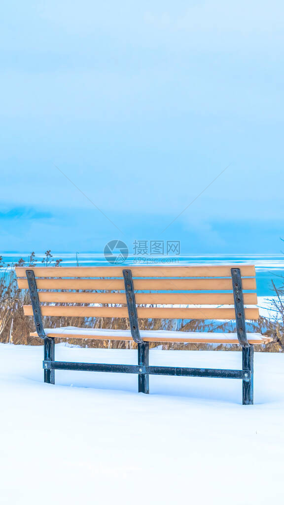 垂直架子背面的室外长凳俯视犹他湖和地平线上的云层空座位在冬季布图片