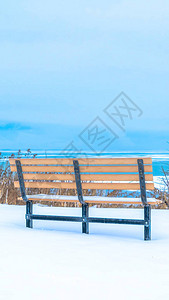 垂直架子背面的室外长凳俯视犹他湖和地平线上的云层空座位在冬季布图片