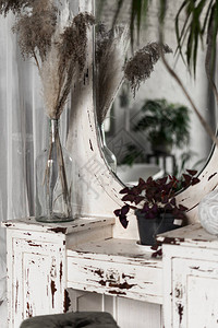 木制控台桌上的花瓶装饰厂和房屋工厂中的干植物垂直照片背景图片