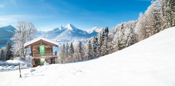 在阿尔卑斯山脉景色优美的冬季奇幻山地区风景中图片