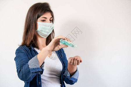 戴医疗保护面罩的妇女戴上抗消毒面具图片