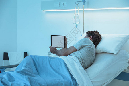 成人无睡眠病人晚上躺在医院的床上图片