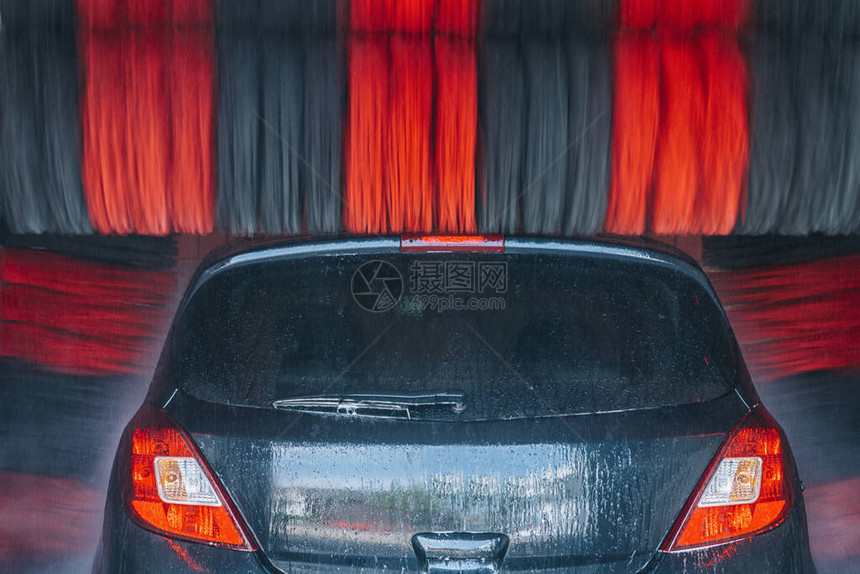 洗车泡沫水自动洗车的图片