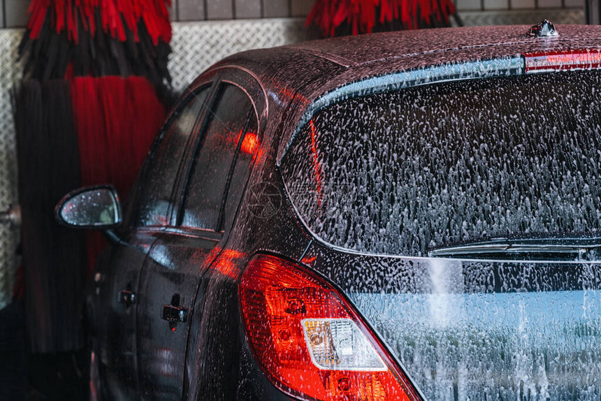 洗车泡沫水自动洗车在行动图片
