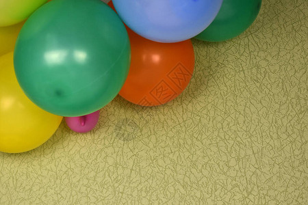 在绿色背景的气球图片