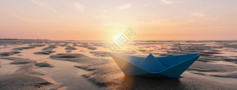 黄海滩上的纸船图片