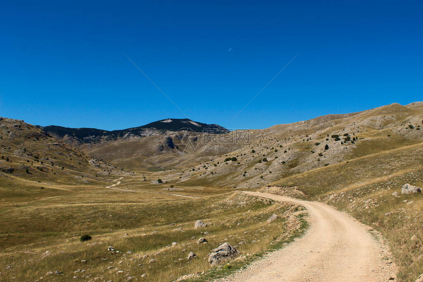 古老的山路岩石地貌以蓝天月为背景的山顶图片