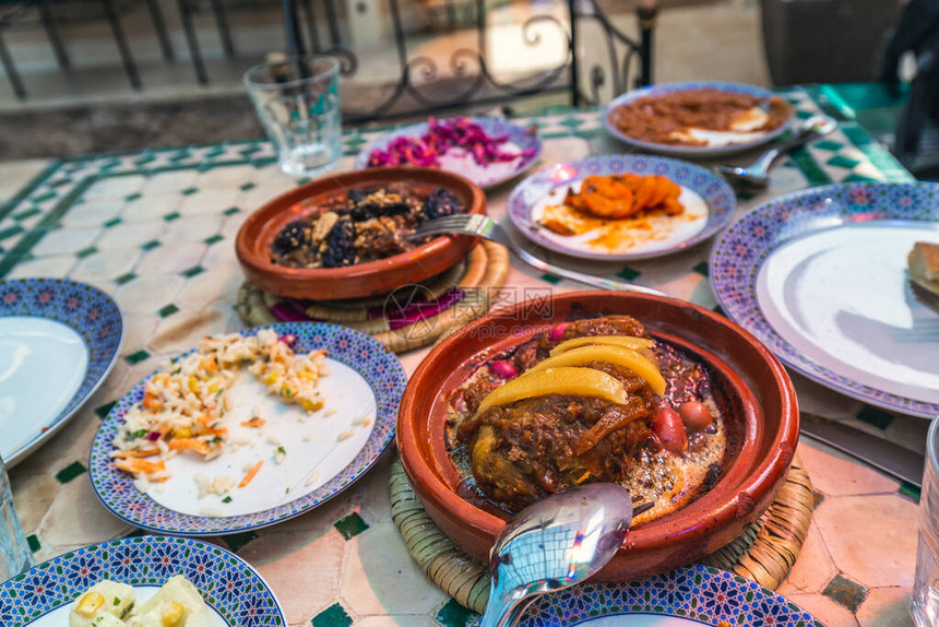 摩洛哥非斯一家餐厅的蓝白盘子上的各种摩洛哥开胃菜或开胃菜图片