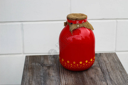 一个三升玻璃罐自制番茄汁背景图片