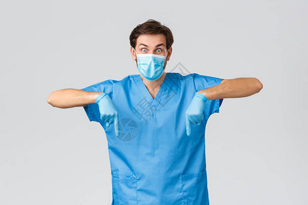 穿着蓝色磨砂手套和医用手套的医生兴奋而惊奇图片