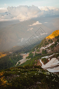 高加索山脉的美丽自然背景黄金时图片