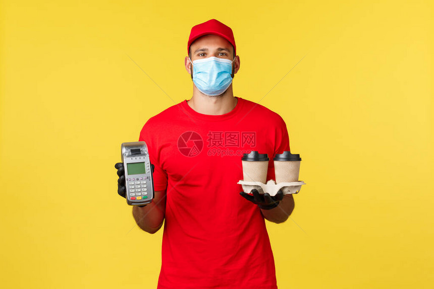 外卖食品和饮料covid19检疫和预防概念身穿红色制服医用口罩和手套的快递员图片