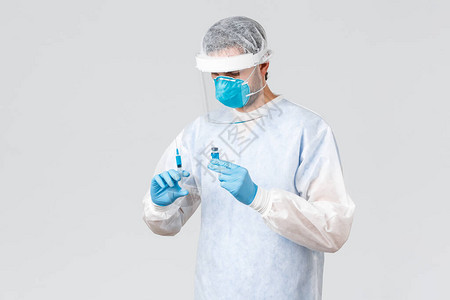 身穿个人防护设备面罩和手套的医生图片