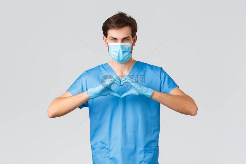 穿着磨砂医用口罩和手套的严肃坚定的医生或护士图片