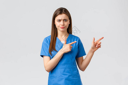 持怀疑态度不高兴的护士或医生发现了可疑或不好的东西图片