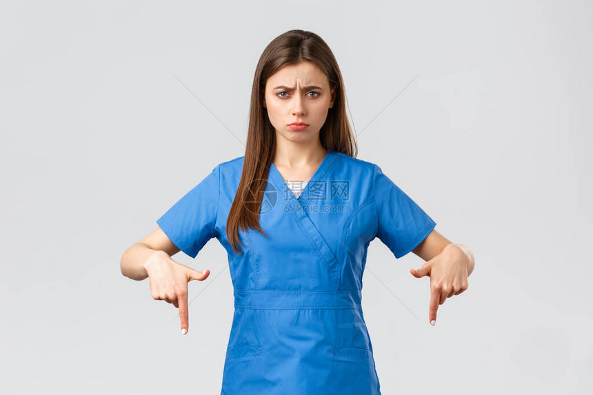 医护人员预防covid19测试筛查医学概念失望和不安的可爱护士或医生穿着蓝色的衣服图片