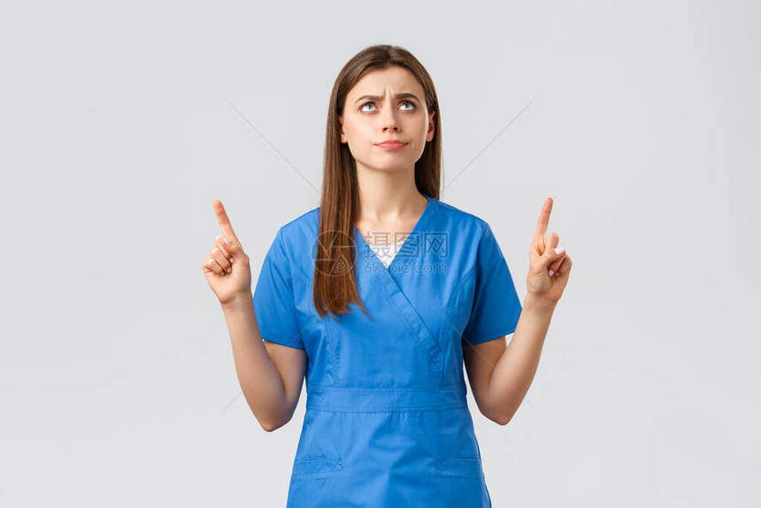 医护人员预防covid19测试筛查医学概念不满和不安的年轻喜怒无常的护士图片
