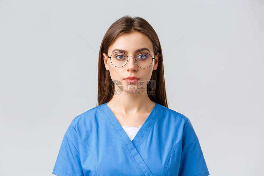 医护人员医药保险和covid19流行病概念年轻的女实习生护士或医生穿着磨砂和眼镜图片