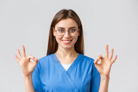 医护人员医药保险和covid19流行病概念自信而乐观的女护士图片