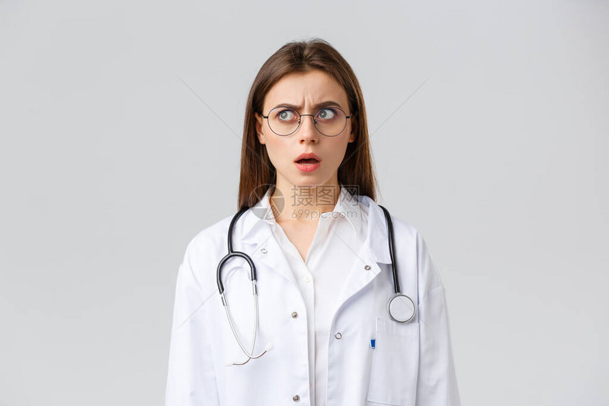 医护人员医药保险和covid19流行病概念震惊和困惑的年轻女医生穿着白色的衣服图片