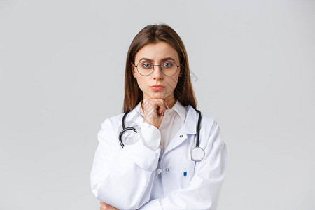 医护人员医药保险和covid19流行病概念严肃的聪明专业的女医生图片