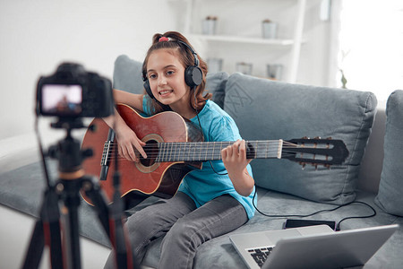 儿童吉他手为互联网vlog网站课程提供图片