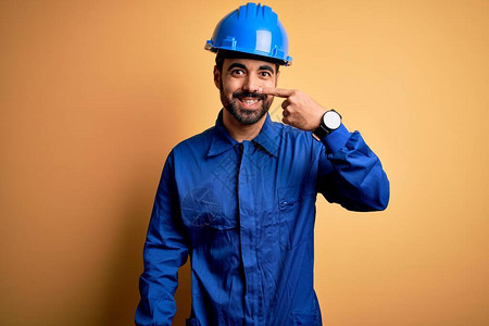 长胡子的机械师穿着蓝色制服图片