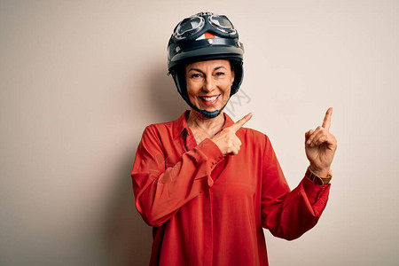 中年骑摩托车的女人戴着摩托车头盔图片
