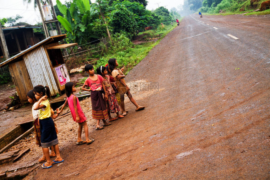 2012年9日在老挝高原上的身份不明的孩子Bolaven高原是设置了许多茶和咖啡图片