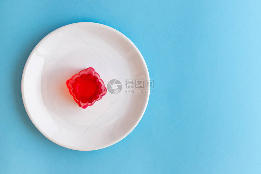 在白色盘子上贴草莓果冻甜点图片