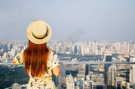 年轻女穿着黄色的礼服和帽子图片