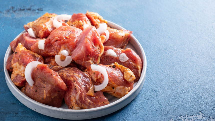 配洋葱和香料的猪肉准备煮熟的烤图片