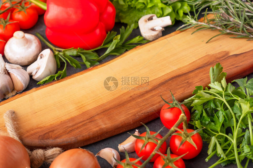 含有生蔬菜和香料的木制切纸板烹饪和素食概念健康食品概图片
