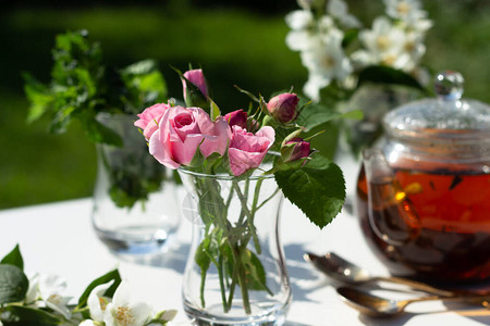 含玫瑰茉莉和薄荷的草药茶成分夏图片