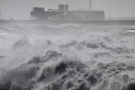 Leixoes港北墙面的风暴期间图片