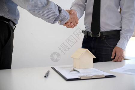 商务人士与房地产经纪人签订合同顾问概念和图片
