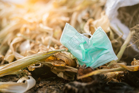 用过的口罩丢弃在生活垃圾中医疗废物处置不卫生管理社区中的污染废物一次耳挂面罩在地板上浪费垃圾冠图片