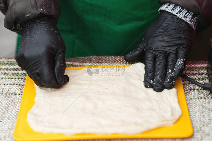 女人手在板上做酵母面团街头市场在街头食品节准备面团女人做langos匈牙利炸面包叫Lango图片