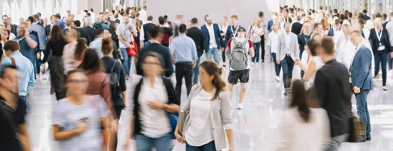 在隆登的大批匿名模糊人图片